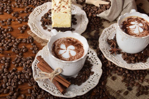 bir retro bir çiçek şeklinde süt köpüğü ile Kahve kupaları