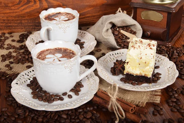 bir retro bir çiçek şeklinde süt köpüğü ile Kahve kupaları