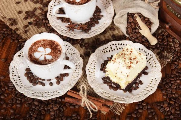 bir retro bir çiçek şeklinde süt köpüğü ile Kahve kupaları