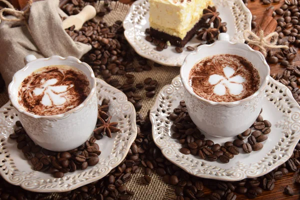 bir retro bir çiçek şeklinde süt köpüğü ile Kahve kupaları