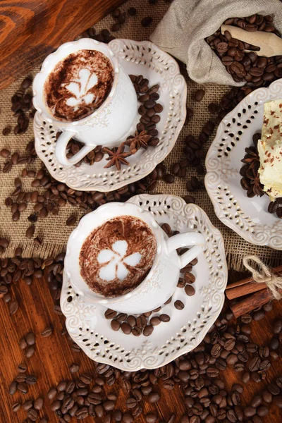 bir retro bir çiçek şeklinde süt köpüğü ile Kahve kupaları