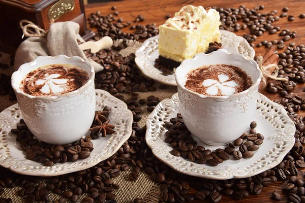 Café con espuma de leche en forma de flor en tazas retro — Foto de Stock