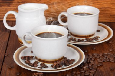 fincan sıcak siyah kahve ve süt sürahi