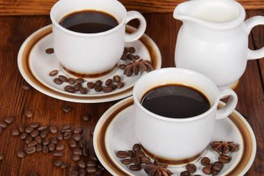 fincan sıcak siyah kahve ve süt sürahi