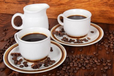 fincan sıcak siyah kahve ve süt sürahi