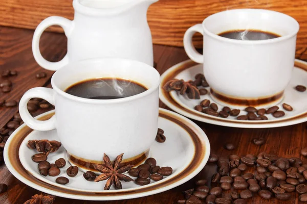 Tasse heißen schwarzen Kaffee und Kanne Milch — Stockfoto