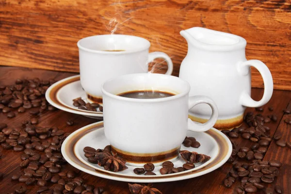 Tasse heißen schwarzen Kaffee und Kanne Milch — Stockfoto