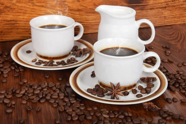 Tasse heißen schwarzen Kaffee und Kanne Milch — Stockfoto