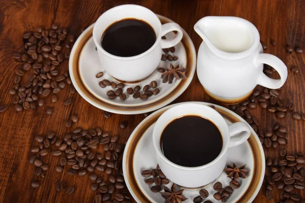 Secangkir kopi hitam panas dan kendi susu — Stok Foto