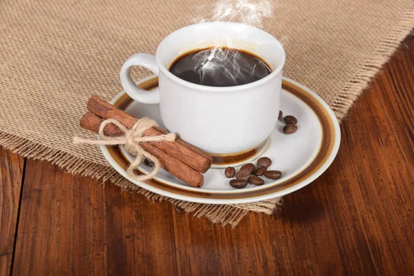 Taza de café negro caliente en taza de cerámica con vainilla — Foto de Stock