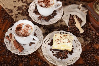 bir retro bir çiçek şeklinde süt köpüğü ile Kahve kupaları