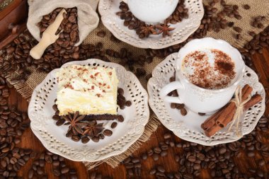 retro iki bardak kahve ve süt sprinkledcocoa köpük ile bir