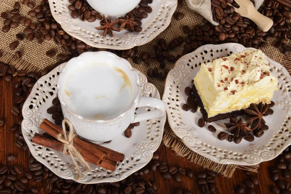 kahve köpüğü ve vanilyalı çikolatalı kek ve kahve torba