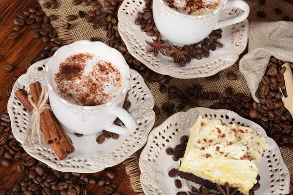 bir retro bir çiçek şeklinde süt köpüğü ile Kahve kupaları