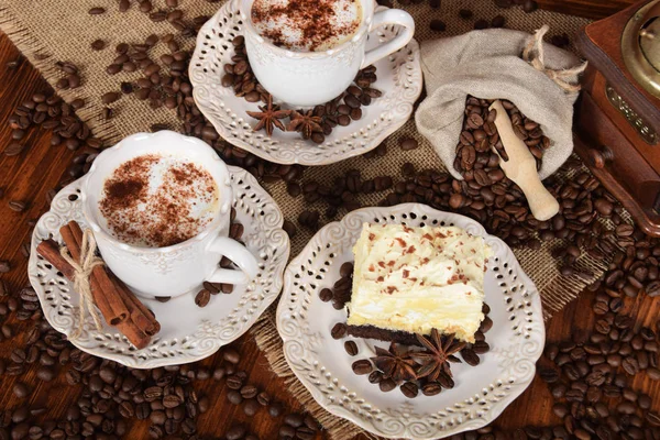 bir retro bir çiçek şeklinde süt köpüğü ile Kahve kupaları