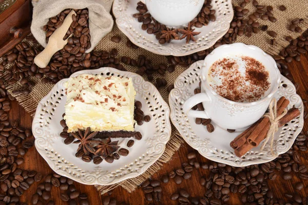 retro iki bardak kahve ve süt sprinkledcocoa köpük ile bir