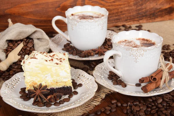 Две чашки ретро с кофе и пеной с молоком брызгает какао — стоковое фото