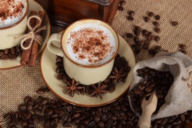 kahve süt ve çikolata köpük v ile kahverengi seramik bardak