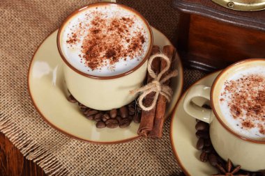 kahve süt ve çikolata köpük v ile kahverengi seramik bardak