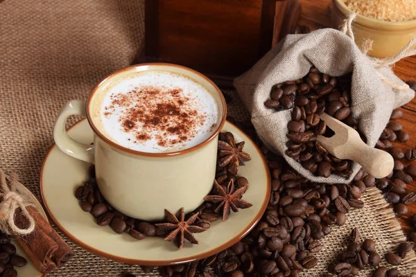 Café com leite e espuma de chocolate em copos de cerâmica marrom com v — Fotografia de Stock