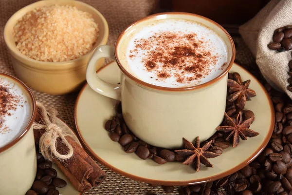 Café con leche y espuma de chocolate en tazas de cerámica marrón con v — Foto de Stock