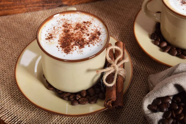 kahve süt ve çikolata köpük v ile kahverengi seramik bardak