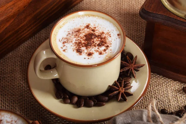 kahve süt ve çikolata köpük v ile kahverengi seramik bardak