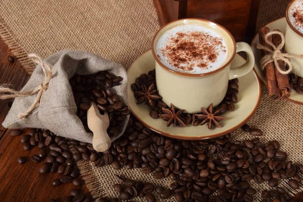 Café con leche y espuma de chocolate en tazas de cerámica marrón con v —  Fotos de Stock