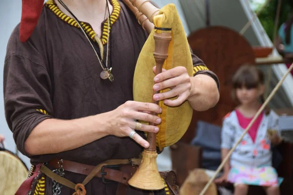 膨脹可能な袋と木製 f と中世の楽器 — ストック写真