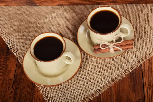 Café negro en taza de cerámica con vainilla y espacio libre para el texto — Foto de Stock