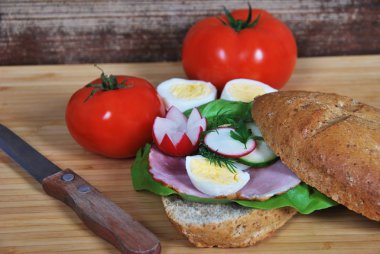 sandviç breakfas için turp jambon ve yumurta ve salatalık salatası ile