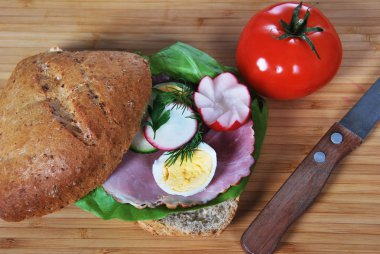 sandviç breakfas için turp jambon ve yumurta ve salatalık salatası ile