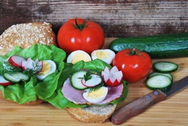 sandviç breakfas için turp jambon ve yumurta ve salatalık salatası ile