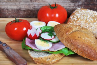 sandviç breakfas için turp jambon ve yumurta ve salatalık salatası ile