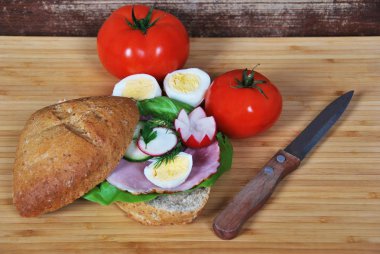 sandviç breakfas için turp jambon ve yumurta ve salatalık salatası ile