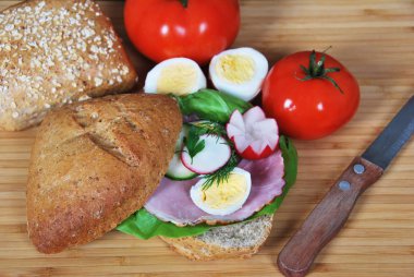 sandviç breakfas için turp jambon ve yumurta ve salatalık salatası ile