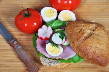 sandviç breakfas için turp jambon ve yumurta ve salatalık salatası ile