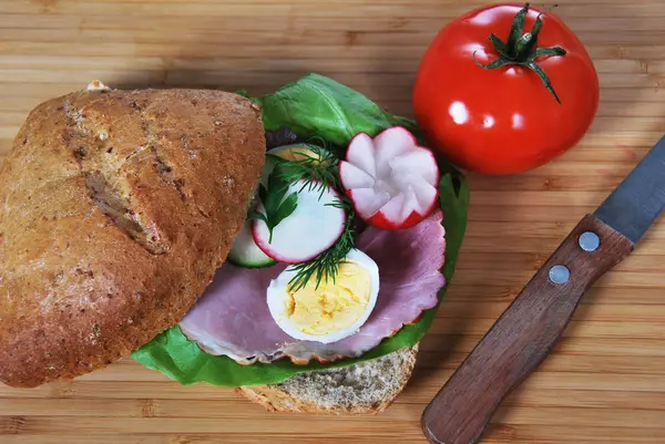 sandviç breakfas için turp jambon ve yumurta ve salatalık salatası ile