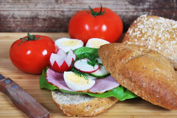 sandviç breakfas için turp jambon ve yumurta ve salatalık salatası ile