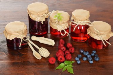 yaban mersini ve ahududu kavanoz kış çayı için