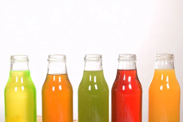 Vruchtensap in glazen flessen met lege ruimte voor tekst — Stockfoto