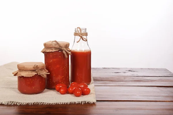 Sweet fresh tomato juice with garlic with empty space for text — Stock Photo, Image