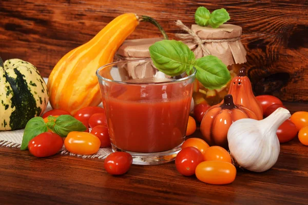 baharatlı domates suyu ile biber ve tuz tarafından süs kabaklar eşliğinde taze fesleğen