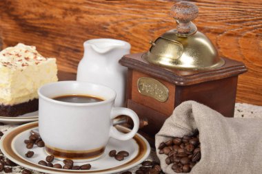 siyah kahve bir fincan çikolatalı kek ile