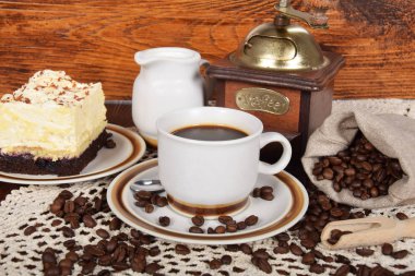 siyah kahve bir fincan çikolatalı kek ile