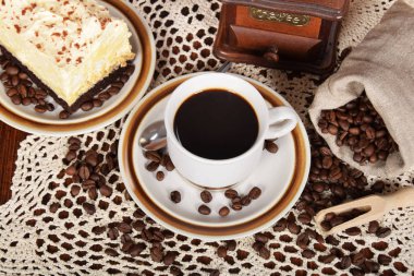 siyah kahve bir fincan çikolatalı kek ile