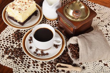 siyah kahve bir fincan çikolatalı kek ile