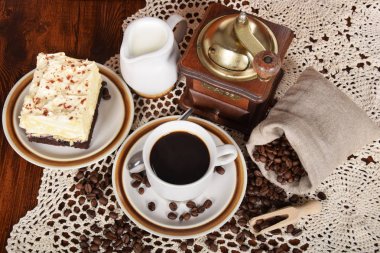 siyah kahve bir fincan çikolatalı kek ile