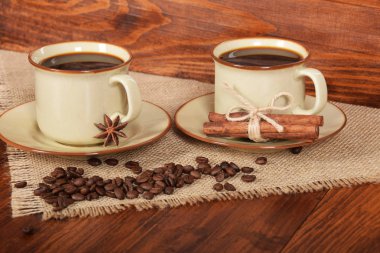 siyah tatlı kahve vanilya kamışı ve anason flo ile kahverengi bardak