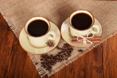 siyah tatlı kahve vanilya kamışı ve anason flo ile kahverengi bardak